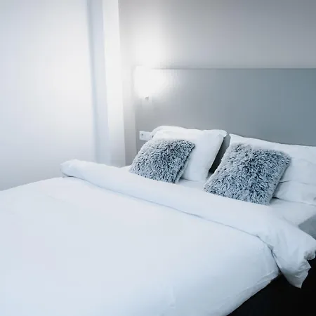 Отель Des Arcades Реймс