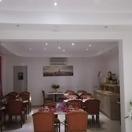 Des Arcades 3* Реймс