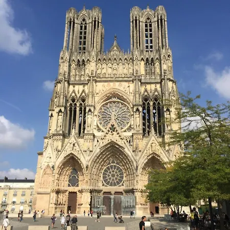 Отель Des Arcades Реймс