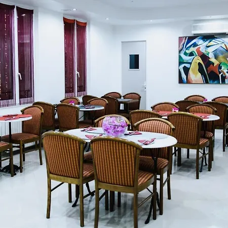 Hotel Des Arcades 3*